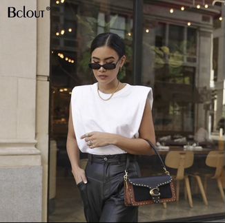 Футболка с плечиками